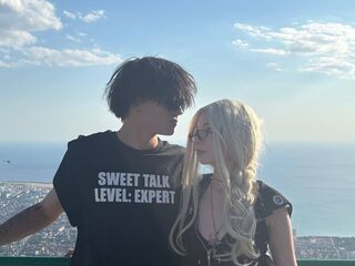 cam couple playing with sextoy LucilleAndMoriah