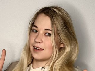 hot cam girl fingering shaved pussy AnjaTruehart