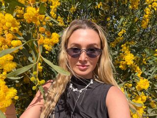 topless girl DelaineClowerd