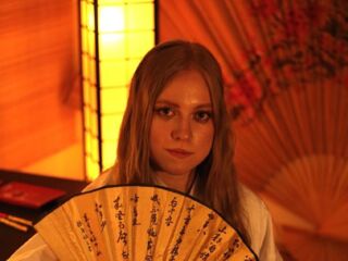 camgirl masturbating with vibrator MandiKressierer