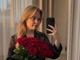 camwhore masturbating with dildo MelissaMyla